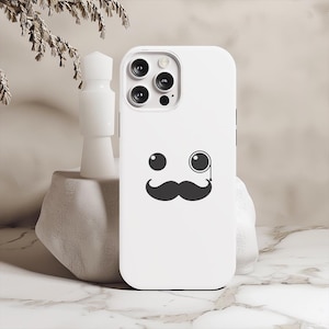 Op de afbeelding: Witte telefoonhoesje met een cartoon gezicht met een snor en een monokel. Het telefoonhoesje heeft een uitsparing voor de cameralens.