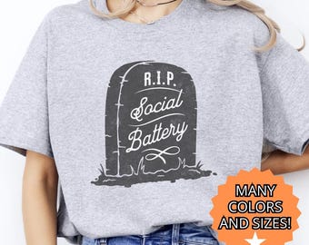 内向的な人のための面白いTシャツ：RIP Social Battery、ユニセックスコットンTシャツ