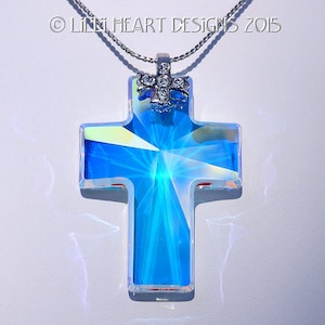 Wisiorek z kryształowym krzyżem Swarovski Aurora Borealis, duży 40 mm, łapacz słońca na łańcuszku posrebrzanym z cyrkoniami, z motywem serca Lilli