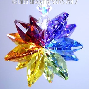 Puede incluir: Un atrapasol de cristal arco&iacute;ris con un dise&ntilde;o de estrella. El cristal est&aacute; formado por ocho puntas, cada una de un color diferente del arco&iacute;ris. El cristal est&aacute; colgado de una cuerda transparente.