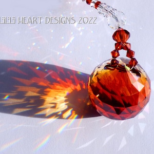 Acchiappasole in cristallo Swarovski rosso magma *FIREBALL* 30 mm, ornamento con logo e perline trasparenti abbinate, ciondolo per finestra o auto Lilli Heart Designs
