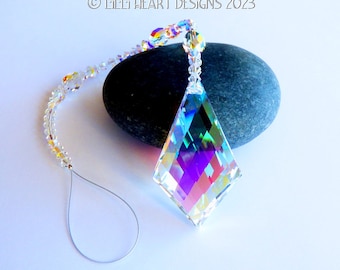 Puede incluir: Un atrapasol de cristal prismático con forma de diamante y colores arcoíris iridiscentes. El prisma cuelga de una cadena de cuentas de cristal transparente con un lazo para colgar.