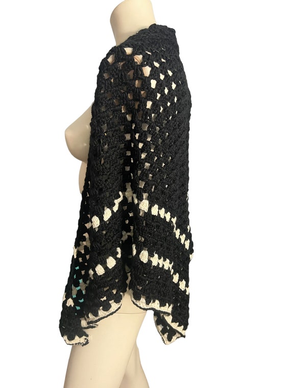 Vintage black and white crochet shawl - image 5