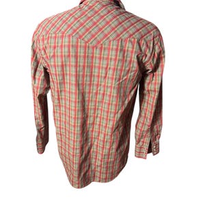 Op de afbeelding: Een geruit shirt met lange mouwen in rood, beige en groen. Het shirt heeft een knoopsluiting aan de voorkant, een kraag en manchetten met knopen. De achterkant van het shirt is zichtbaar en toont het ruitpatroon en de pasvorm.