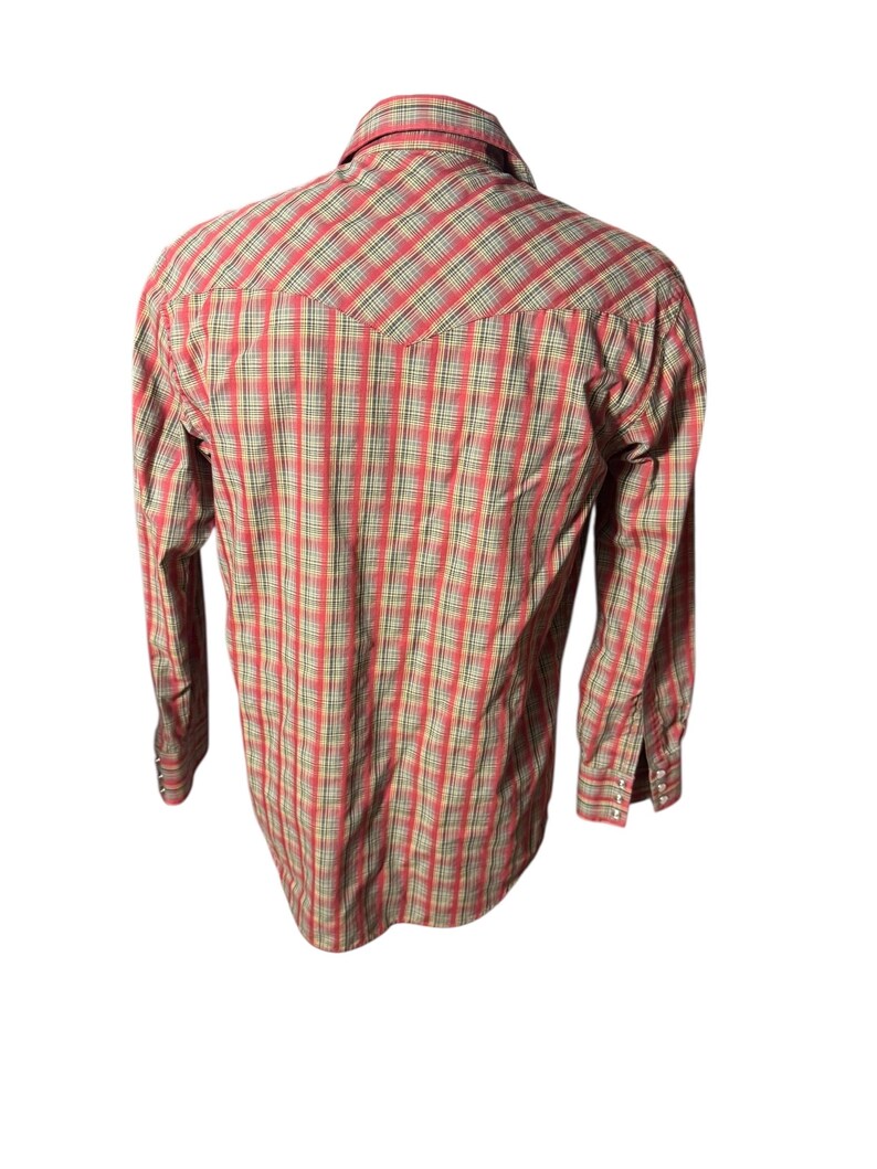 Op de afbeelding: Een geruit shirt met lange mouwen in rood, beige en groen. Het shirt heeft een knoopsluiting aan de voorkant, een kraag en manchetten met knopen. De achterkant van het shirt is zichtbaar en toont het ruitpatroon en de pasvorm.