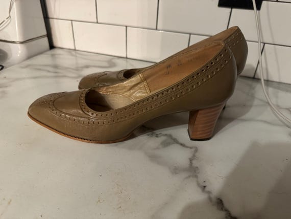 Vintage taupe 60's heels 9.5 AA Johansen
