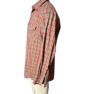 Op de afbeelding: Een rood en beige geruit overhemd met lange mouwen, knoopsluiting en manchetten. Het overhemd heeft twee borstzakken en wordt op een mannequin gepresenteerd.
