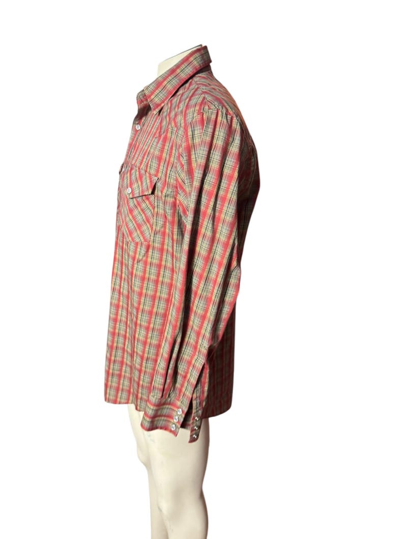 Op de afbeelding: Een rood en beige geruit overhemd met lange mouwen, knoopsluiting en manchetten. Het overhemd heeft twee borstzakken en wordt op een mannequin gepresenteerd.