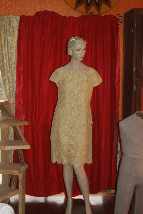 Vintage 50's beige lace scalloped Dress M