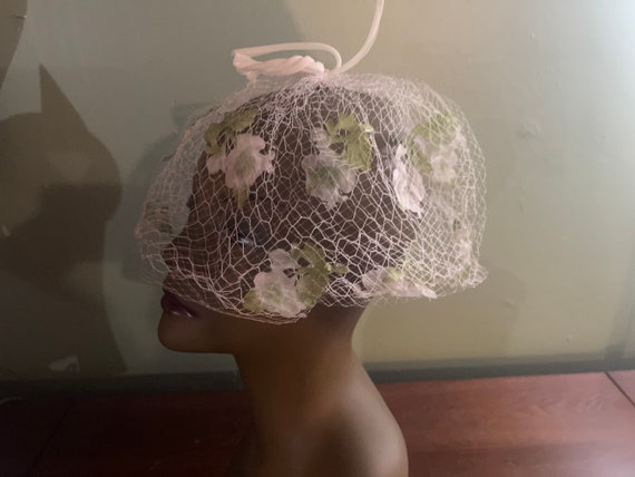 Vintage 60's net hat with flowers white - image 2