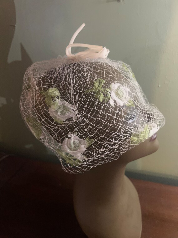 Vintage 60's net hat with flowers white - image 6