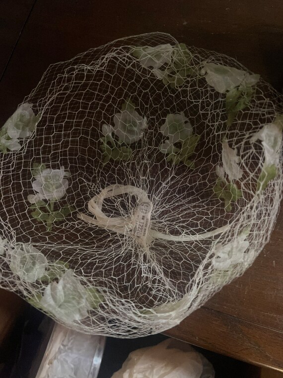 Vintage 60's net hat with flowers white - image 4