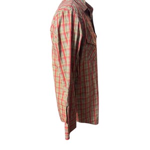 Op de afbeelding: Rood en tan geruit button-down shirt met twee borstzakken. Het shirt met lange mouwen heeft een klassieke kraag en manchetten met knopen. Het shirt wordt op een witte achtergrond getoond.