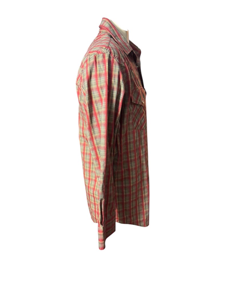 Op de afbeelding: Rood en tan geruit button-down shirt met twee borstzakken. Het shirt met lange mouwen heeft een klassieke kraag en manchetten met knopen. Het shirt wordt op een witte achtergrond getoond.