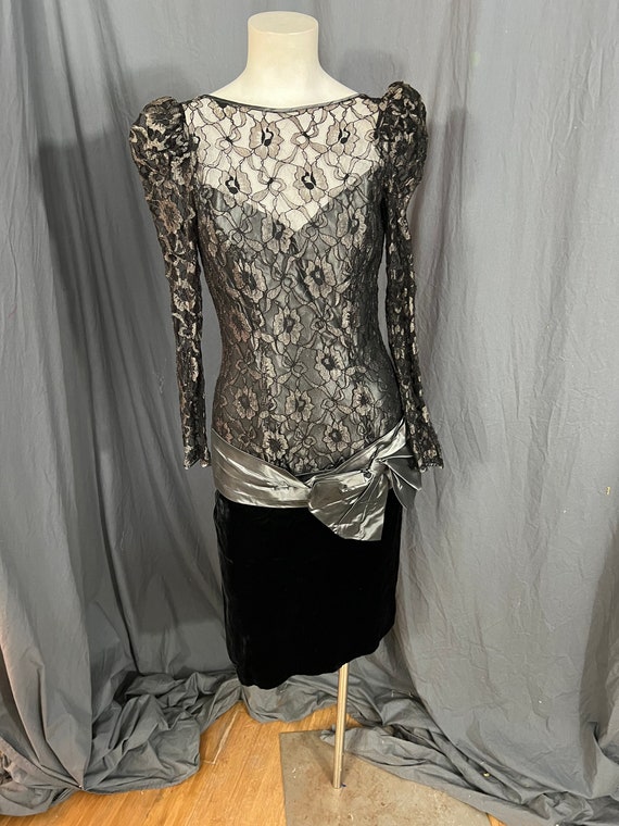 Vintage 80's black and gray drop waist lace and v… - image 2