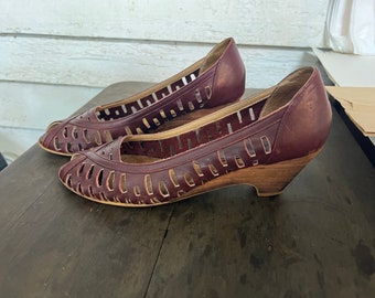 Vintage maroon leather wedge heels 8 AA