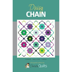 Puede incluir: Un patrón de quilt titulado "Daisy Chain" con un fondo turquesa. El diseño presenta un patrón floral repetitivo en tonos morados, verdes y turquesas sobre un fondo blanco. Adecuado para un camino de mesa, un tapiz de pared o una colcha.