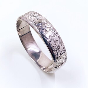 Vintage 1970&#39;s English Floral Engraved Hinged Bracelet