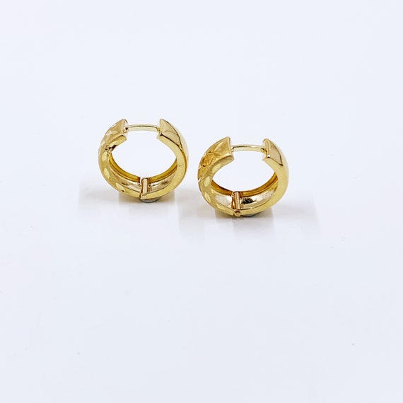 Estate 18k Textured Gold Huggie Earrings | Small … - image 6