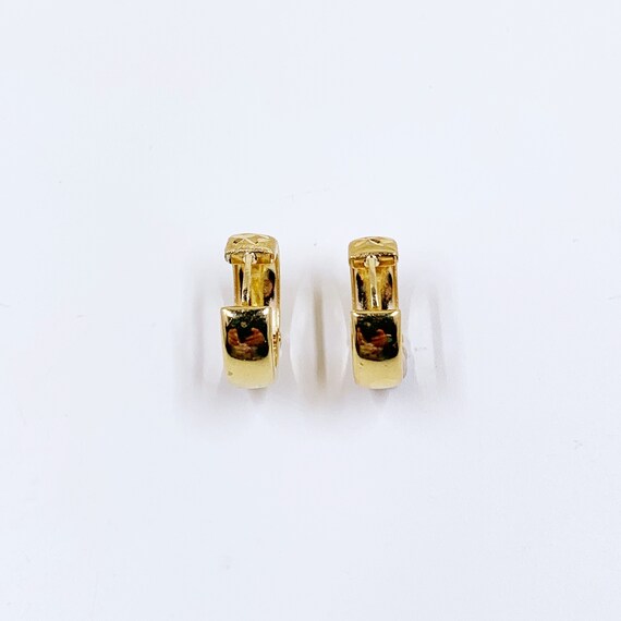 Estate 18k Textured Gold Huggie Earrings | Small … - image 5