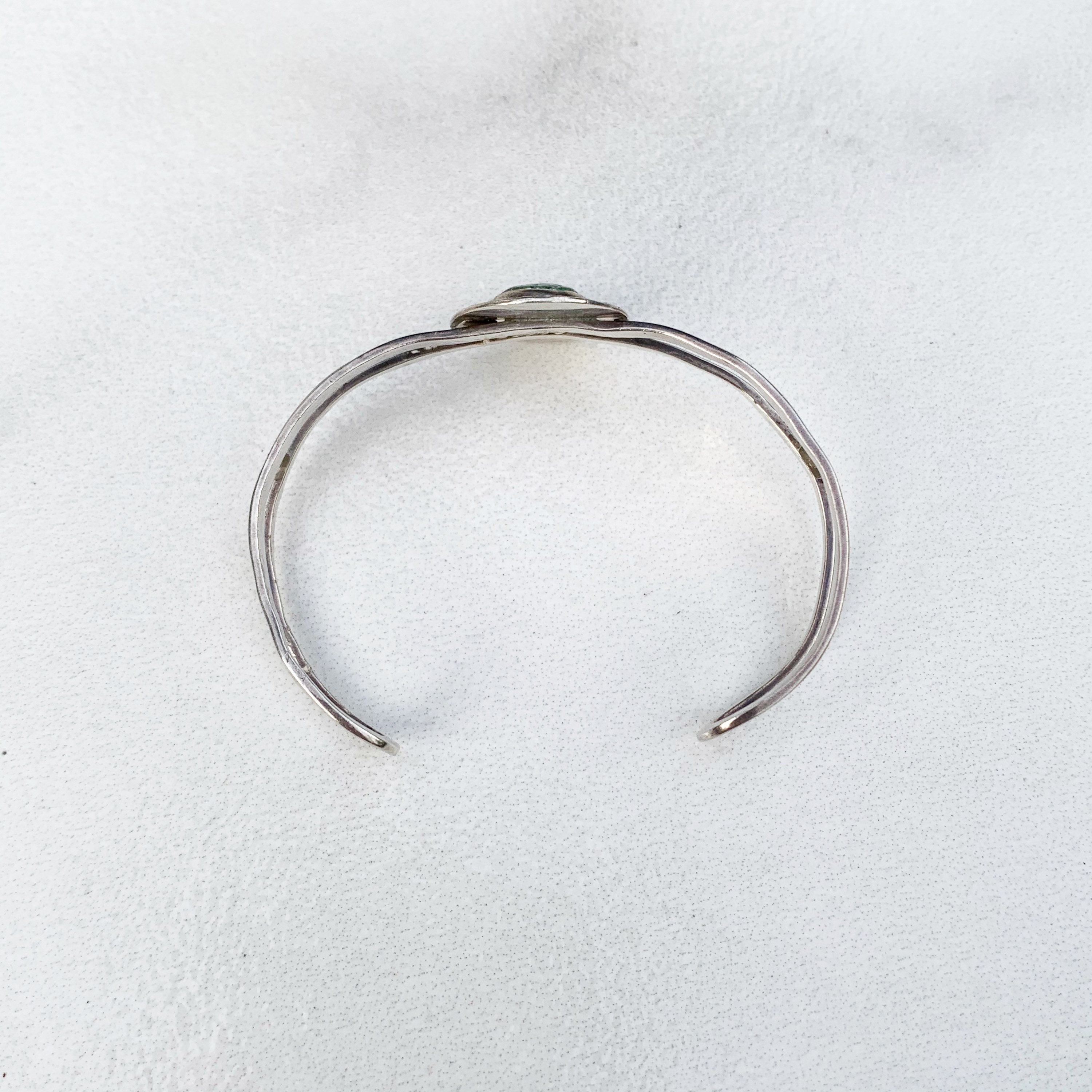Bracelet Manchette Antique - Métal Argenté Et Pierres Vertes - Ancien - Style Bijou Vintage