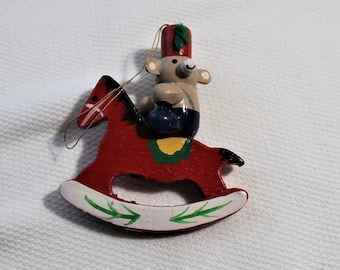 Adorno navideño vintage de AVON, raro, con un oso con fez sobre un caballo balancín, originales de la galería, década de 1980