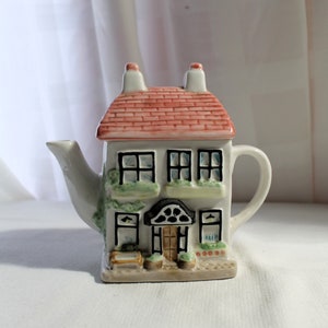 Vintage Country Cottage Teapot