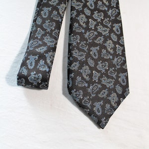 Vintage AUSTIN MANOR 3 X 56 Inch Polyester Necktie, Black with Blue & White Paisley