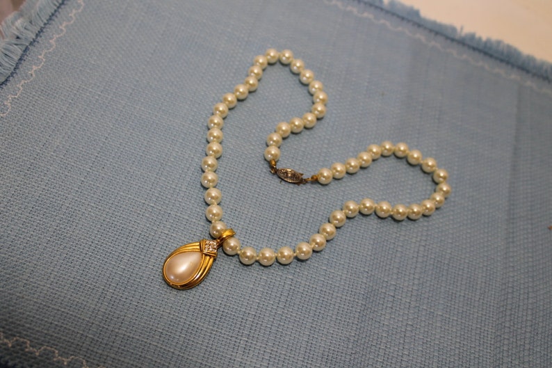 Vintage Faux Pearl Necklace With Pearl /& Rhinestone Pendant 19 Inches