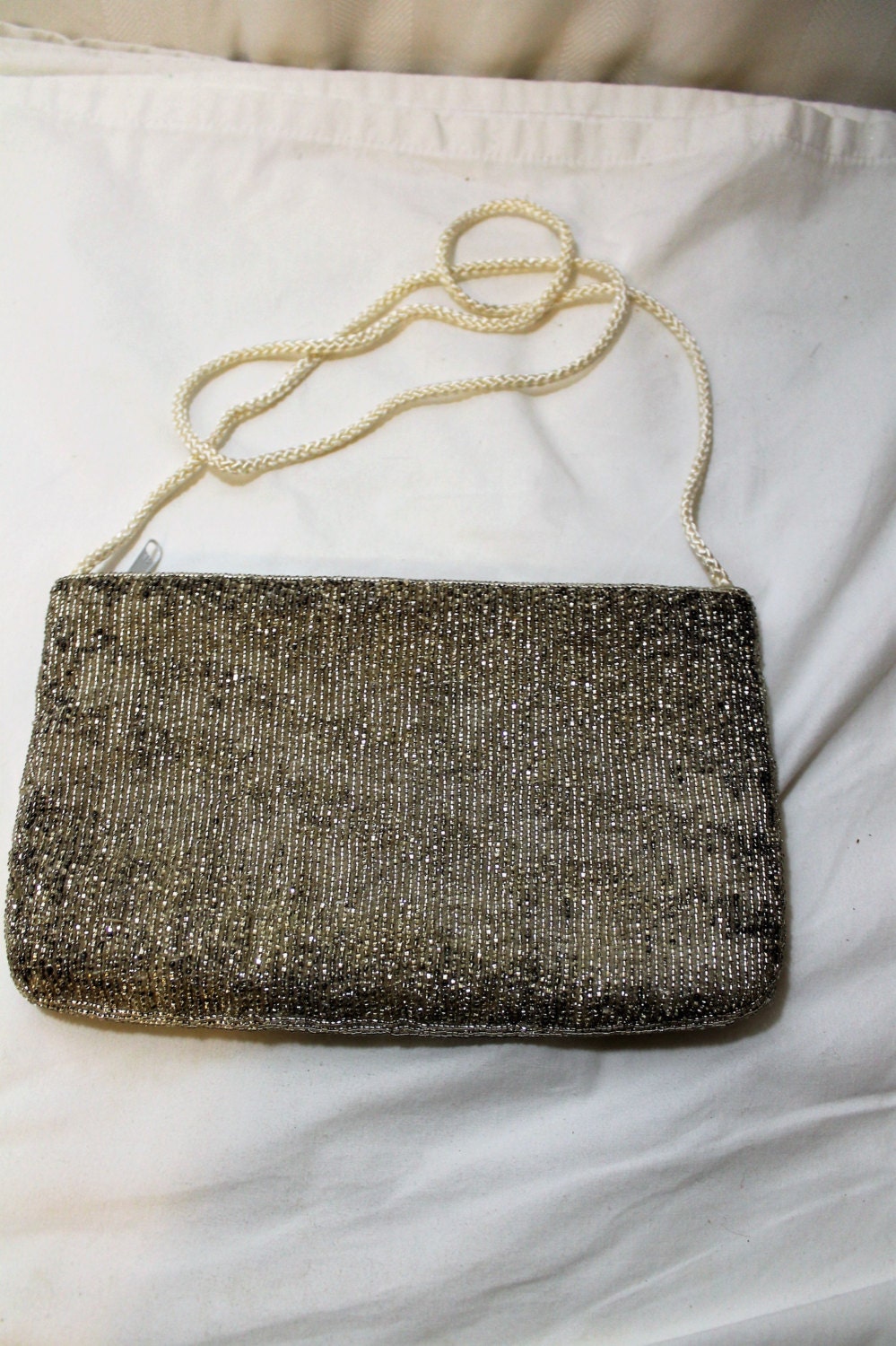 Pochette pour soirée très chic en perle blanche, fermoir dorée, doublure satinée sur le beige