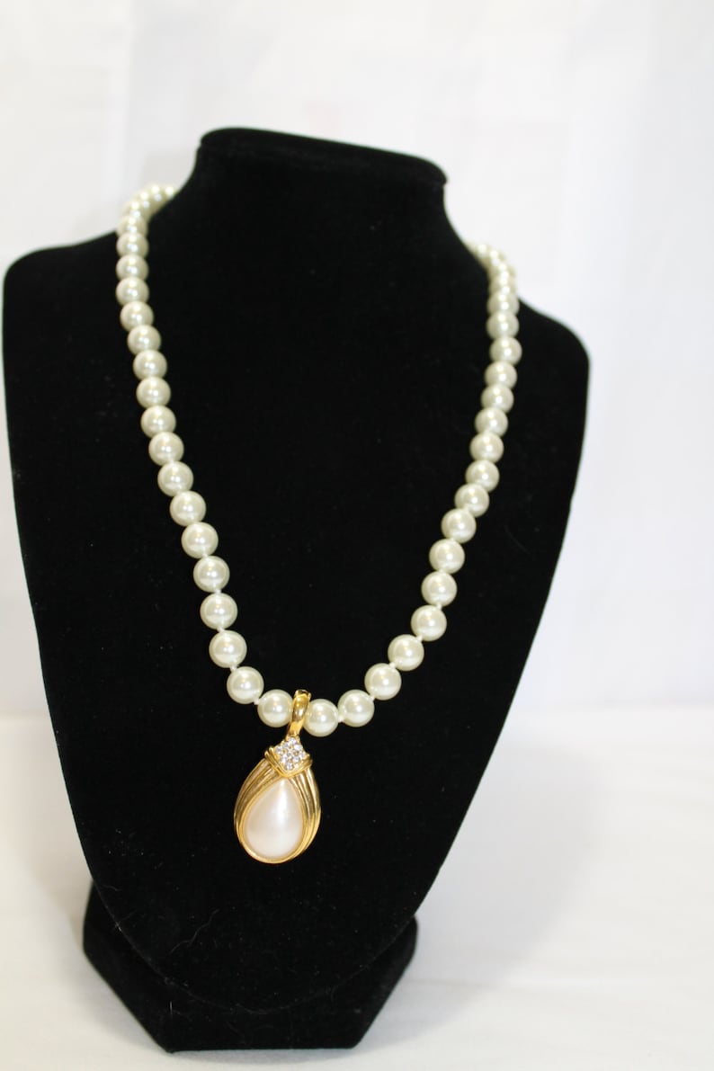 Vintage Faux Pearl Necklace With Pearl /& Rhinestone Pendant 19 Inches