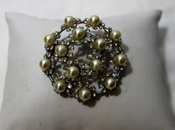 SALE Exquisite Hobé Faux Pearl and Rhinestone Rou… - image 1