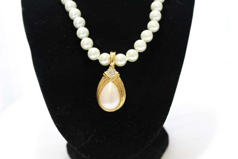Vintage Faux Pearl Necklace With Pearl /& Rhinestone Pendant 19 Inches