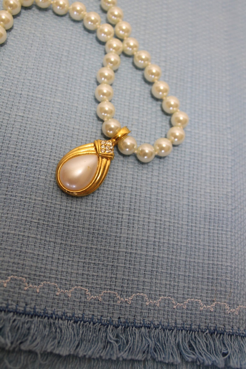 Vintage Faux Pearl Necklace With Pearl /& Rhinestone Pendant 19 Inches