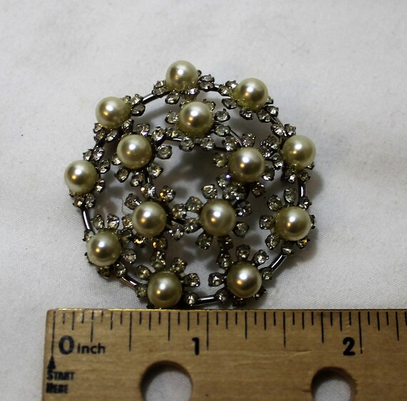 SALE Exquisite Hobé Faux Pearl and Rhinestone Rou… - image 5