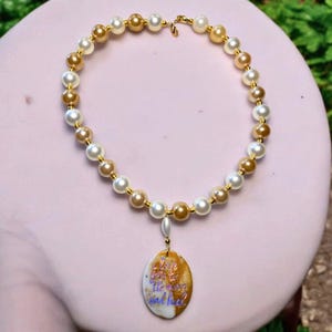 Naszyjnik z perłami i zawieszką “I love you to the moon and back” – 43 cm | Korale z żywicy | Zawieszka 6 cm | Romantyczny prezent