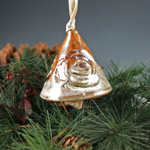 Campana de Navidad de porcelana, ornamento de árbol hecho a mano, decoración de porcelana Noel imagen 2
