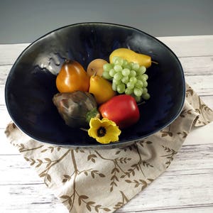 Blue Serving Bowl Extra Large Ceramic Handmade Bowl Pottery Fruit Bowl Organic Shaped Bowl Salad Bowl afbeelding 7