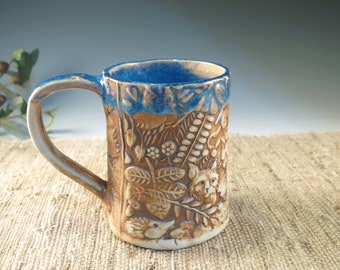 Taza de cerámica hecha a mano con historia de animales del bosque, marrón natural y azul azul moteado, taza de porcelana de textura detallada única