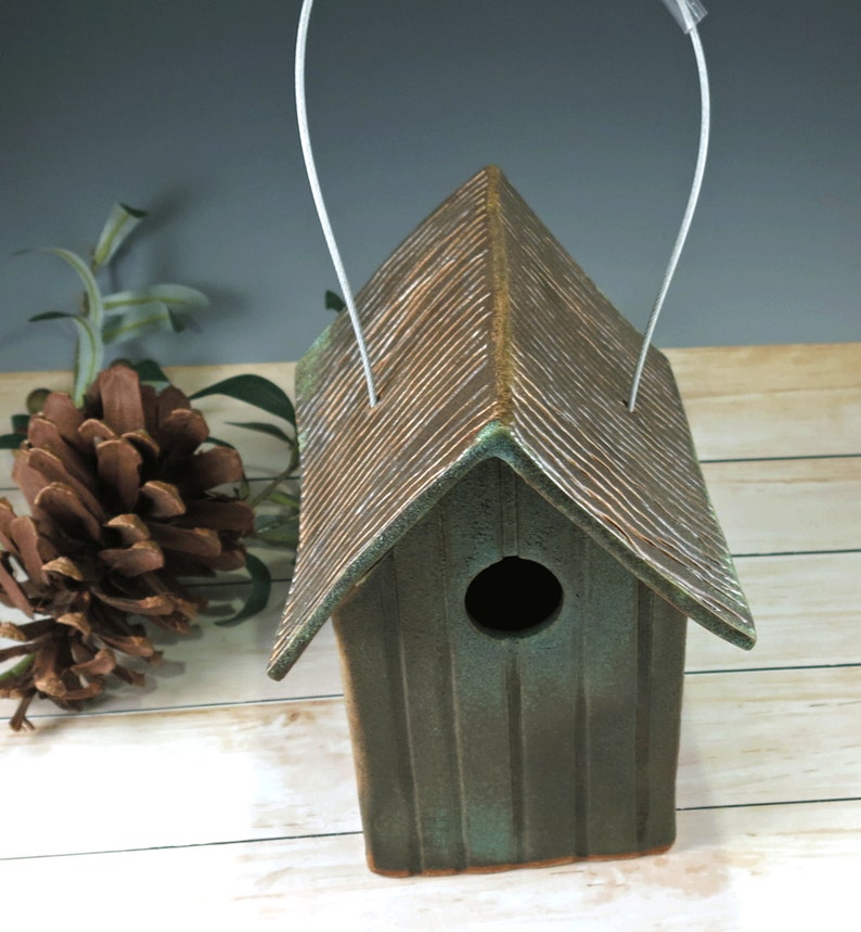 Casa de pájaros de bronce desgastado rústico Casa de pájaros de cerámica al aire libre de cerámica Hogar para pájaros salvajes Decoración funcional para los amantes de los pájaros imagen 2