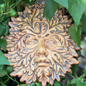 Placa de pared de porcelana tallada a mano con la figura del Hombre Verde - Escultura de jardín con rostro mítico - Decoración pagana wicca para exteriores