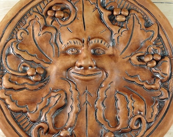 Garden Greenman, escultura en bajorrelieve de porcelana hecha a mano de una cara mítica para su jardín o terraza acristalada