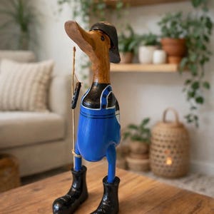 Holz Ente Deko Angler – Handgeschnitzte Dekofigur mit Gummistiefeln, Laufente Bambus, ca. 25 cm hoch