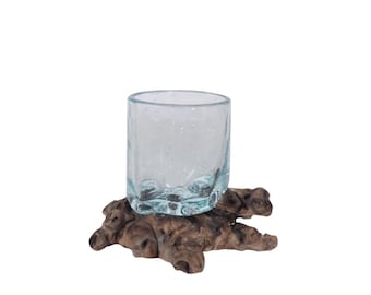 Vidrio soplado sobre raíz de cafeto; Vidrio reciclado; Cristal decorativo hecho a mano, 10 cm de alto; Pieza única y exclusiva elaborada con materiales naturales.