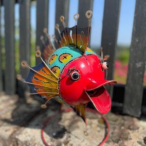 Bunter Metallfisch als Teelichthalter – 35 cm hoch, Gartendeko & Laternenfigur mit Leuchteffekt