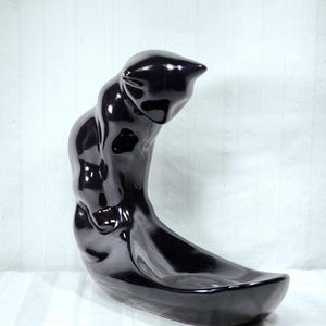 Puede incluir: Juego de tres jarrones de cerámica blanca con textura acanalada. Los jarrones miden aproximadamente 25 cm, 20 cm y 15 cm de altura. Diseño sencillo y moderno.