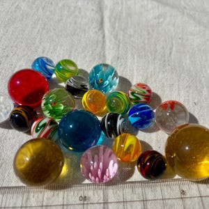 Handgefertigte Glasmurmeln Set – 21 Stück – Kristallmurmeln, Blumenmurmeln & bunte Murmeln – Sammler Murmeln Geschenk Idee