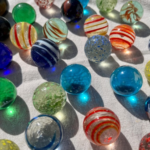 MINISOISO Billes en Verre,80 Pièces Billes en Verre pour Enfants avec Boîte Exquise,Billes en Verres Colorées Transparentes,Bille Enfant Multicolores,Glass Marbles Enfants Jeu de Bille pour 3+ Ans