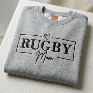 Projekt haftu dla mamy rugby, plik do haftu maszynowego dla mamy sportowej | Pobierz cyfrowo dla mamy drużyny | Projekt koszulki na sezon rugby