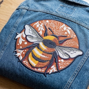 Kwiatowy wzór haftu z trzmielem | Imperial Bee, realistyczny wzór (7x8 cali) (pobranie cyfrowe)